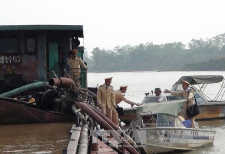 Nhiều tàu hút cát trái phép tại Bắc Ninh bị bắt giữ