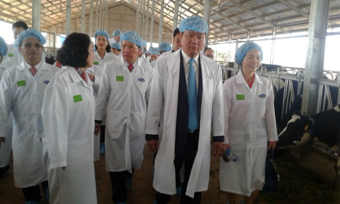 C&aacute;c đại biểu tham quan trang trại b&ograve; sữa Organic ti&ecirc;u chuẩn Ch&acirc;u &Acirc;u tại Việt Nam.