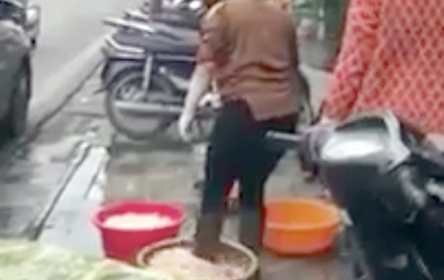 Hà Nội: Đi ủng rửa lòng lợn, quán ăn ở phố Hàng Thùng bị phạt gần 5 triệu