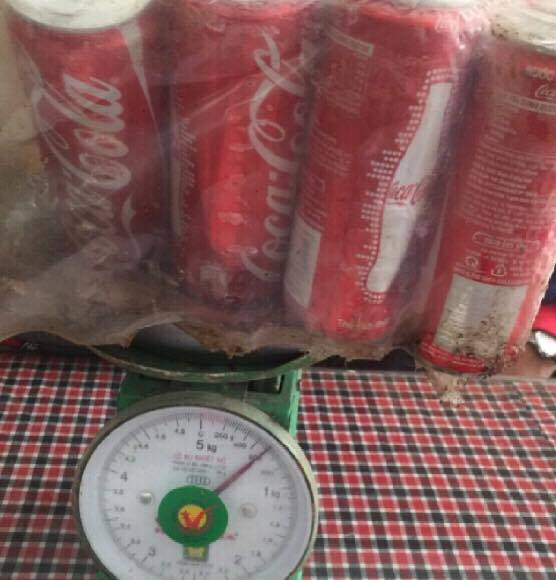 12 lon Coca-cola chưa bật nắp chỉ nặng 6 gam (Ảnh: Phan Hưng)