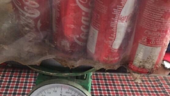 Hà Nội: Hàng chục lon Coca-cola chưa bật nắp nhưng không có “ruột”?