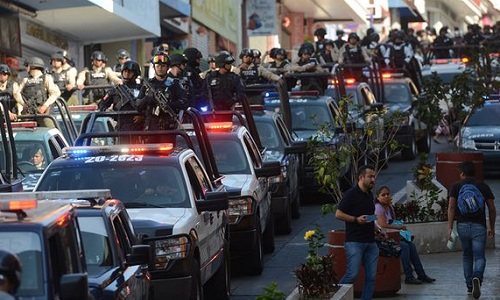 Cảnh s&aacute;t li&ecirc;n bang Mexico đi tuần qua một con phố ở Veracruz, địa b&agrave;n hoạt động của nhiều băng đảng ma t&uacute;y. Ảnh:&nbsp;Reuters