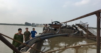 Hà Nam: Bắt quả tang tàu bơm hút cát trái phép trên sông Hồng