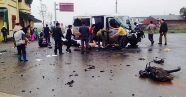 Hà Nam: Tai nạn kinh hoàng trên đường đón dâu khiến 17 người thương vong