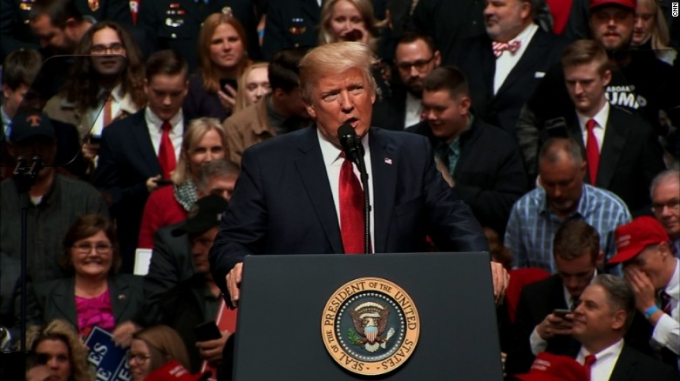 Tổng thống Mỹ Donald Trump ph&aacute;t biểu trước những người ủng hộ ở Nashville. (Ảnh: CNN)