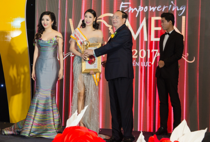Hoa hậu H&agrave; Kiều Anh được vinh danh trong đ&ecirc;m trao giải
