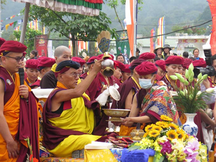 Đức Gyalwang Drukpa quang l&acirc;m, cử h&agrave;nh nghi lễ gia tr&igrave; trong qu&aacute; tr&igrave;nh ph&aacute;t lộ khai mở tranh Phật.