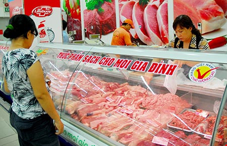 Người ti&ecirc;u d&ugrave;ng chọn mua thịt hữu cơ tại một cửa h&agrave;ng thực phẩm. (ảnh Ph&aacute;p luật TP HCM)