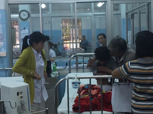 C&aacute;c học sinh bị đuối nước đang được cấp cứu tại bệnh viện.