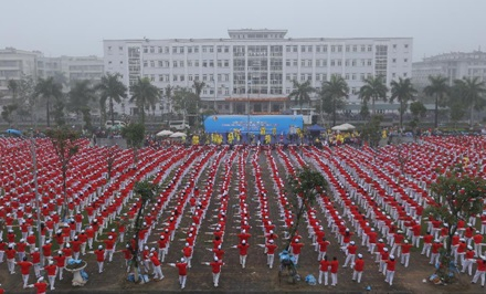 Hơn 5.000 Người cao tuổi tham gia đồng diễn x&aacute;c lập kỷ lục Việt Nam.