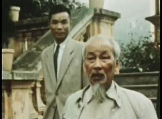 Chủ tịch Hồ Ch&iacute; Minh v&agrave; nh&agrave; b&aacute;o Lưu Qu&yacute; Kỳ tại Phủ chủ tịch, khoảng năm 1968 (tr&iacute;ch từ tư liệu phim của Đ&agrave;i Truyền h&igrave;nh Nhật Bản).
