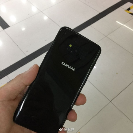 Lộ diện ch&ugrave;m ảnh của Galaxy S8 m&agrave;u đen b&oacute;ng