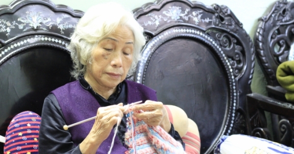 Việc tử tế: Cụ bà 83 tuổi hơn mười năm đan áo len tặng trẻ em vùng cao