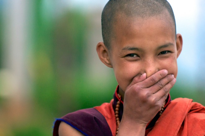 Thứ nhất, người d&acirc;n Bhutan thường xuy&ecirc;n t&igrave;m kiếm hạnh ph&uacute;c về mặt tinh thần, họ coi trọng c&aacute;c gi&aacute; trị do tự nhi&ecirc;n mang lại thay v&igrave; chạy theo của cải vật chất. (Ảnh:&nbsp;Roughguides)