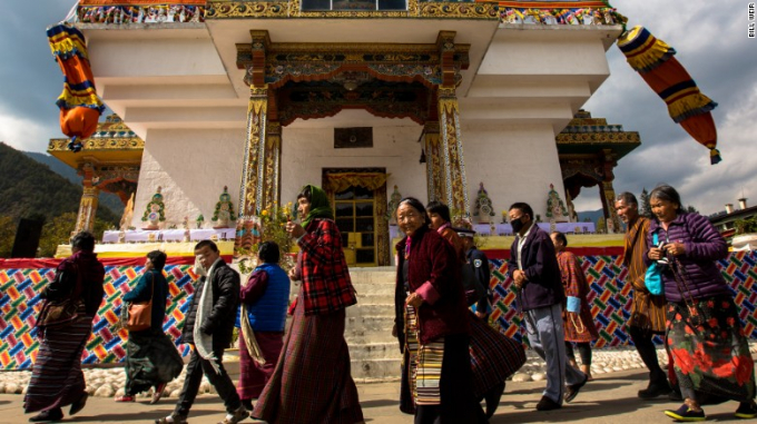 Thứ hai, ch&iacute;nh phủ Bhutan rất quan t&acirc;m tới mức độ h&agrave;i l&ograve;ng với cuộc sống người d&acirc;n. Thay v&igrave; d&ugrave;ng c&aacute;c chỉ số kinh tế như GDP hay GNP l&agrave;m thước đo th&igrave; ở đ&acirc;y lại d&ugrave;ng Chỉ số Hạnh ph&uacute;c quốc gia (GNH). Hiện nay Bhutan l&agrave; quốc gia đầu ti&ecirc;n v&agrave; duy nhất tr&ecirc;n thế giới &aacute;p dụng GNH.&nbsp;Ngo&agrave;i ra, khoảng c&aacute;ch giữa c&aacute;c tầng lớp trong x&atilde; hội kh&ocirc;ng qu&aacute; t&aacute;ch biệt, ch&iacute;nh điều n&agrave;y khiến cho người d&acirc;n Bhutan m&atilde;n nguyện hơn với cuộc sống. (Ảnh: CNN)