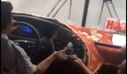 Tuyên Quang: Tài xế xe khách vừa lái, vừa đánh "đầu đít" trên xe