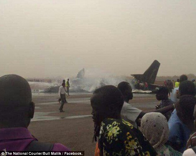 M&aacute;y bay chở 45 người nổ tung khi hạ c&aacute;nh tại Nam Sudan