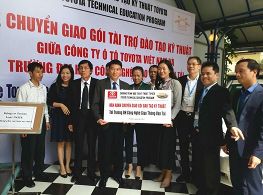 Toyota Việt Nam trao tặng xe- thiết bị kỹ thuật cho c&aacute;c trường Đại học, cao đẳng T-TEP.