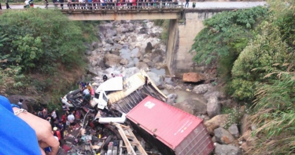Lai Châu: Xe container và ô tô tải cùng lao xuống suối, 4 người bị thương