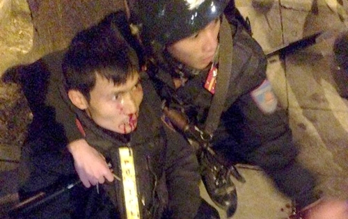 Hà Nội: Vi phạm giao thông, nam thanh niên tông CSCĐ bất tỉnh