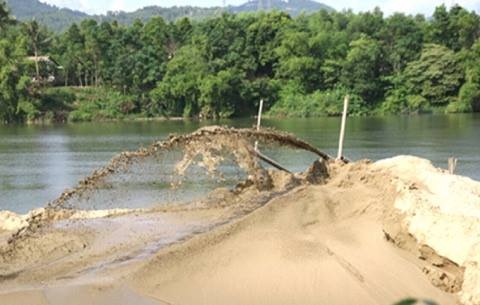 Thừa Thiên Huế: Người dân thuê đò “chặn” cát tặc ở sông Hương