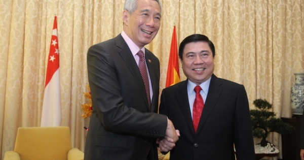Thủ tướng Lý Hiển Long thích thú với tòa nhà hình búp sen của TP HCM