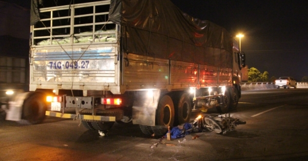 TP HCM: Người đàn ông chết thảm dưới bánh xe tải vì… cục bê tông