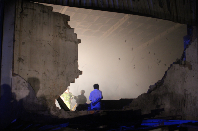 Bức tường khu nh&agrave; xưởng đổ sập sau vụ ch&aacute;y.