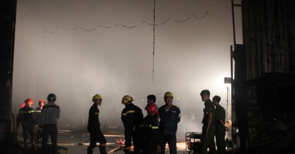 Cháy rực trời trong đêm, hàng ngàn mét vuông nhà xưởng bị thiêu rụi