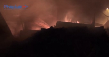 Bình Dương: Hỏa hoạn ở công ty gỗ trong đêm, nhiều tài sản bị thiêu rụi