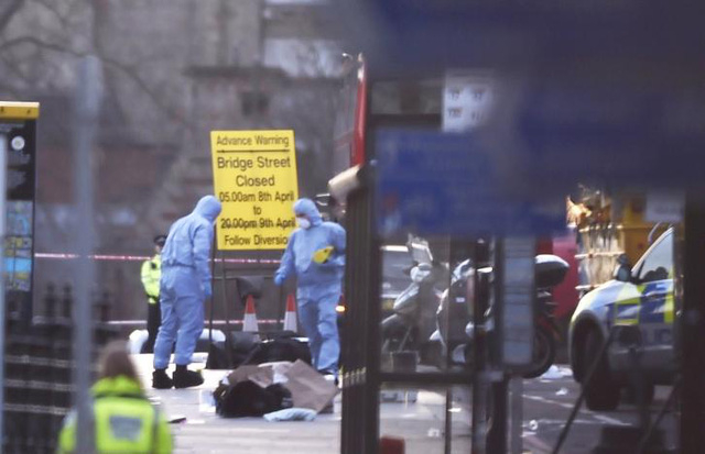 Hiện trường hỗn loạn sau vụ tấn c&ocirc;ng khủng bố gần Quốc hội Anh