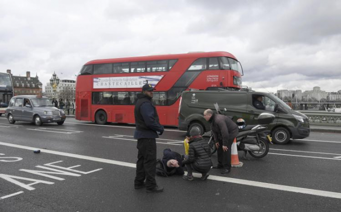Hiện trường hỗn loạn sau vụ tấn c&ocirc;ng khủng bố gần Quốc hội Anh