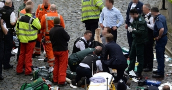 Hiện trường hỗn loạn sau vụ tấn công khủng bố gần Quốc hội Anh
