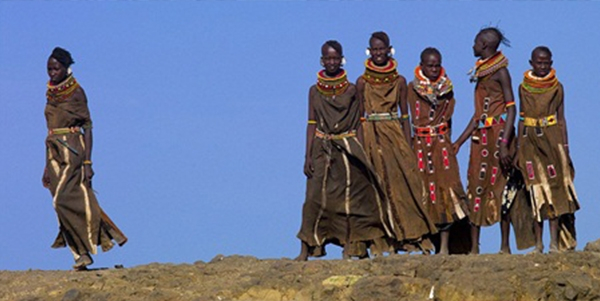 Tộc người cả đời kh&ocirc;ng tắm  Bộ tộc Turkanna c&oacute; khoảng 250 ngh&igrave;n người sống ở khu vực Bắc Keny, nơi gi&aacute;p với ph&iacute;a Nam Sudan v&agrave; ph&iacute;a Đ&ocirc;ng Ethiopia. Ở đ&acirc;y, người d&acirc;n thường phơi kh&ocirc; ph&acirc;n động vật để l&agrave;m nguy&ecirc;n liệu đun nấu. Ph&acirc;n ch&oacute; cũng được người d&acirc;n chế biến thủ c&ocirc;ng để tạo th&agrave;nh thuốc uống.  Đặc biệt, họ chỉ d&ugrave;ng nước để ăn uống chứ kh&ocirc;ng d&ugrave;ng để tắm gội. Thay bằng nước, họ d&ugrave;ng chất b&eacute;o b&ocirc;i l&ecirc;n da để l&agrave;m sạch cơ thể. Ngo&agrave;i ra, người d&acirc;n ở đ&acirc;y kh&ocirc;ng c&oacute; th&oacute;i quen đ&aacute;nh răng m&agrave; chỉ d&ugrave;ng c&agrave;nh c&acirc;y để cọ răng h&agrave;ng ng&agrave;y.