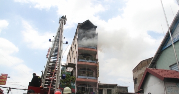 Dồn toàn lực chữa cháy trong căn nhà 5 tầng ở khu chợ Kim Biên