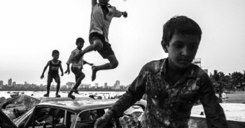 Những bức ảnh kể về tuổi thơ của trẻ em trên khắp thế giới