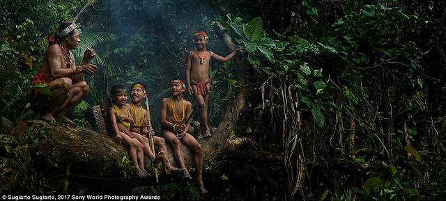 Ảnh chụp trong một khu rừng ở tỉnh T&acirc;y Sumatra, Indonesia, ghi lại h&igrave;nh ảnh những cư d&acirc;n của bộ lạc Mentawai.