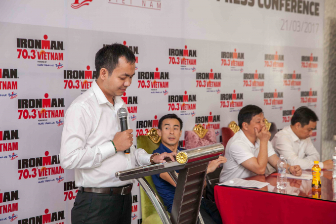 Nguyễn Văn T&ugrave;ng, đại diện nh&atilde;n h&agrave;ng Nước tăng lực Number 1 tại buổi họp b&aacute;o giới thiệu Ironman 70.3 năm 2017.