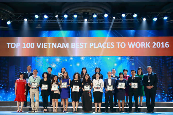 Đại diện Vinamilk c&ugrave;ng c&aacute;c doanh nghiệp được b&igrave;nh chọn top 100 nơi l&agrave;m việc tốt nhất Việt Nam