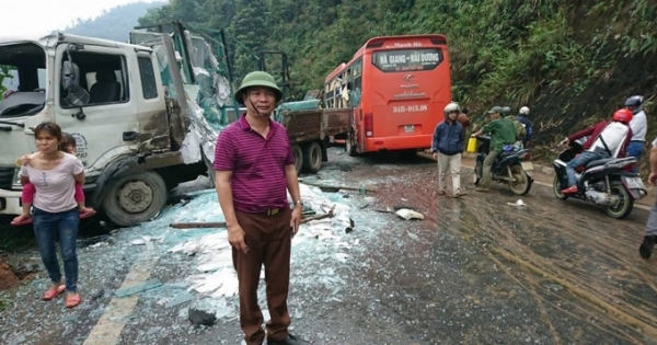 Tuyên Quang: Xe tải chở kính đâm xe khách, nhiều người nhập viện