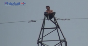 Video: Nam thanh niên nghi ngáo đá, la hét trên trụ điện cao thế