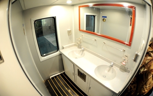 Yêu cầu khắc phục toilet bốc mùi trên tàu hỏa