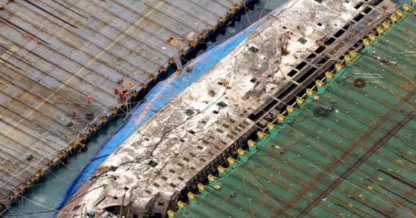 Cận cảnh quá trình trục vớt phà Sewol nặng gần 7.000 tấn lên mặt nước