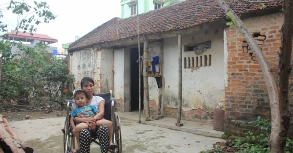 Bắc Giang: Xót xa hoàn cảnh người mẹ liệt cả hai chân gắng gượng nuôi con
