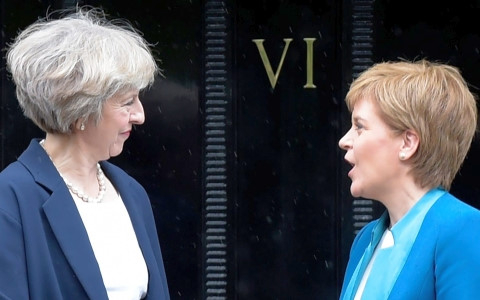 Thủ tướng Anh Theresa May (tr&aacute;i) v&agrave; Thủ hiến Scotland&nbsp;Nicola Sturgeon. (Ảnh: AFP)