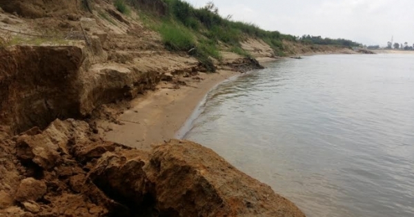 Tàu hút ồ ạt khai thác cát trên sông Thu Bồn, người dân mất nhà ở vì sạt lở