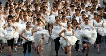 Chùm ảnh: Cuộc thi chạy "hài hước" của các cô dâu Thái Lan