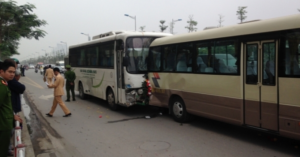 Hà Nội: Xe khách đưa tang gây tai nạn liên hoàn, 1 người tử vong