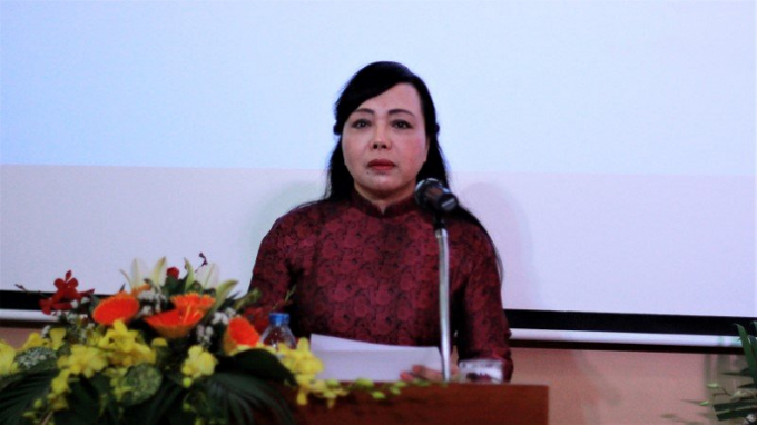 Bộ trưởng Bộ Y tế Nguyễn Thị Kim Tiến trao đổi tại lễ kỷ niệm GS Ho&agrave;ng Đ&igrave;nh Cầu s&aacute;ng 30/3. Ảnh: L&ecirc; Văn