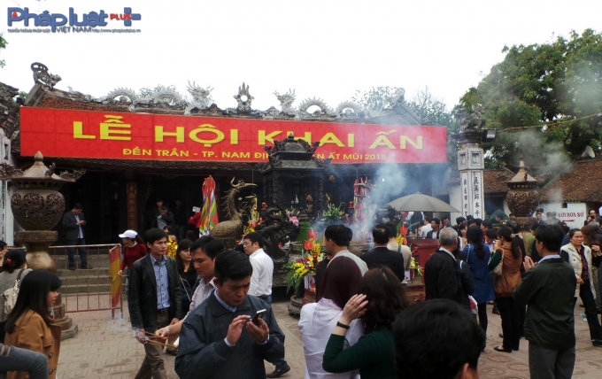Lễ hội đền Trần Nam Định: Siết chặt hiện tượng kinh doanh ch&egrave;o k&eacute;o kh&aacute;ch đổi tiền lẻ